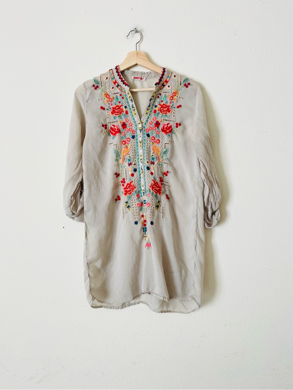 Johnny Was SMALL grey beige embroidered 3/4 sleeve blouse